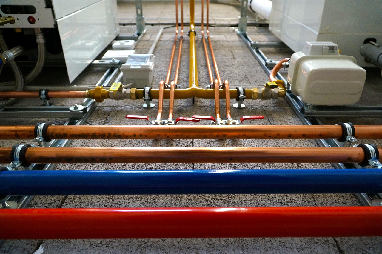 Plumber responding to emergency pipe repair